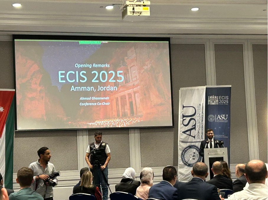Eröffnungsrede der ECIS 2025 in Amman mit großer Leinwand und Publikum.