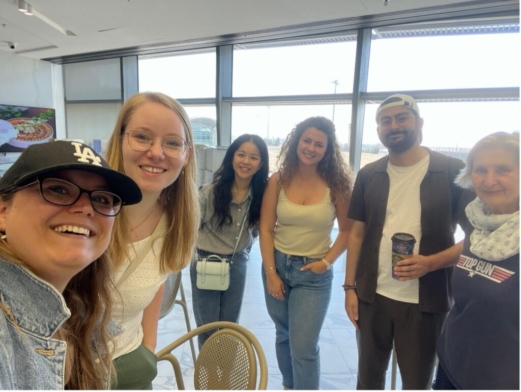 Mitglieder des Hyko-Teams am Flughafen vor dem Abflug zur ECIS 2025.