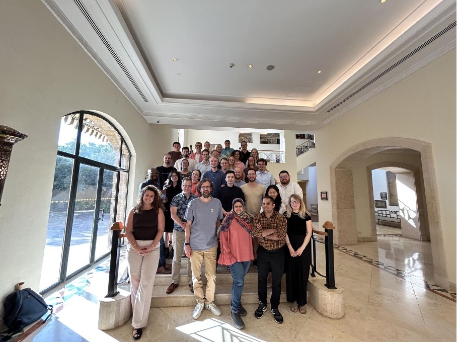 Gruppenfoto der Teilnehmenden des ECIS 2025 Doctoral Consortiums im Foyer in Amman.