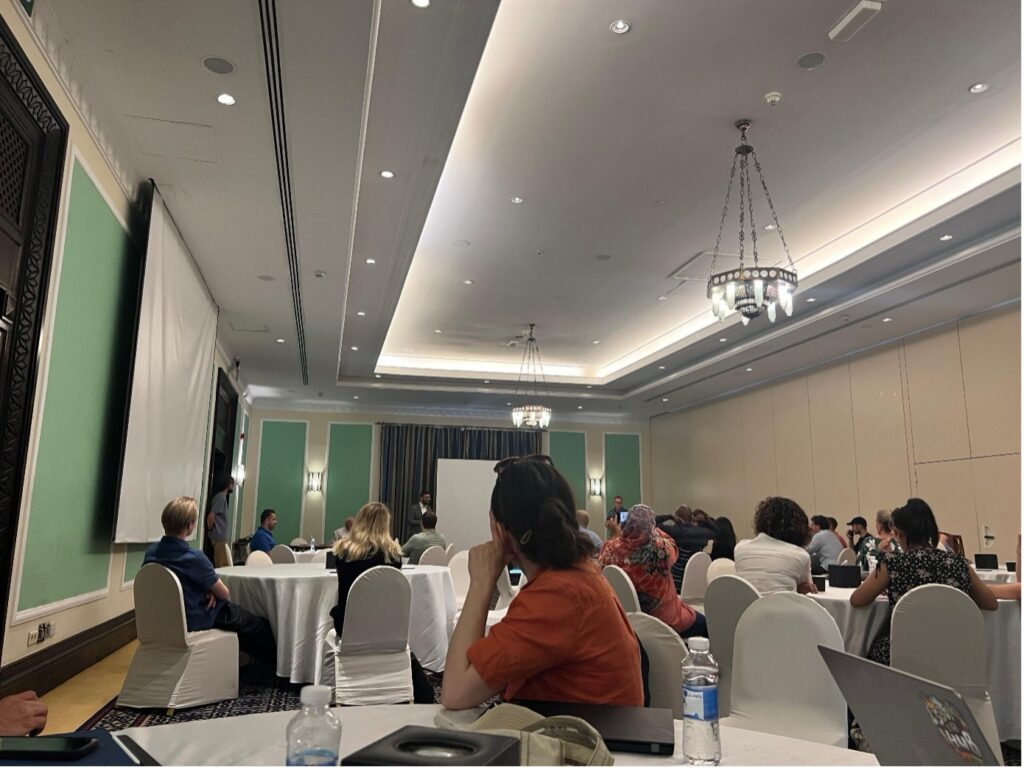 Konferenzraum während einer wissenschaftlichen Session auf der ECIS 2025 in Amman.