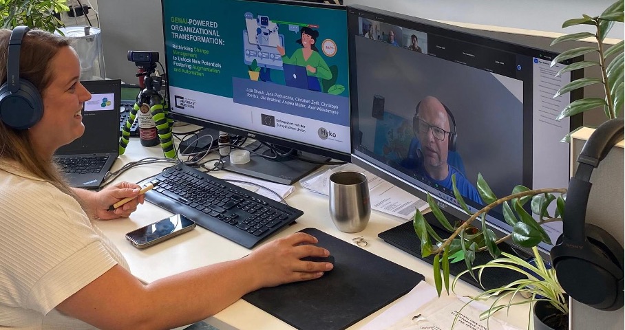 Forscherin präsentiert virtuell ihre GenAI-Studie während einer hybriden Konferenzsitzung.